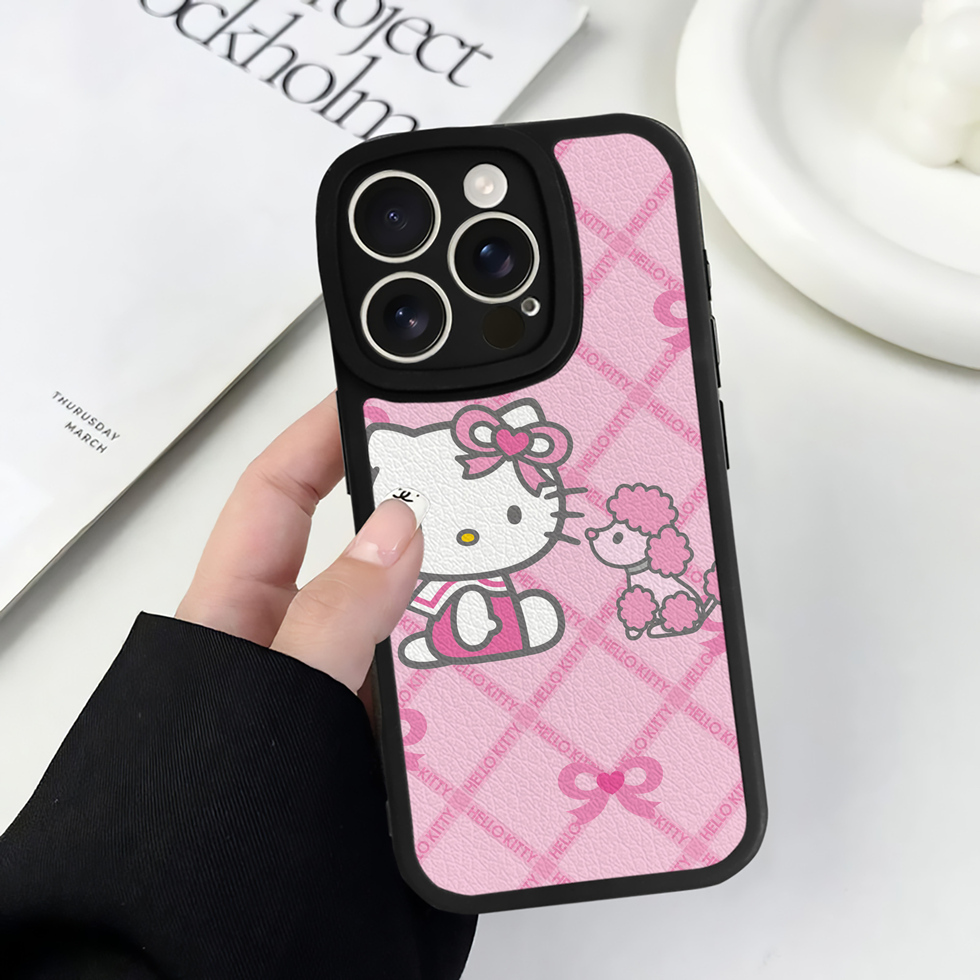 （画像用） Hello Kitty ハローキティ 【iPhone 16シリーズ対応】シリコンスマホケース（レザー調） 材質：シリコン